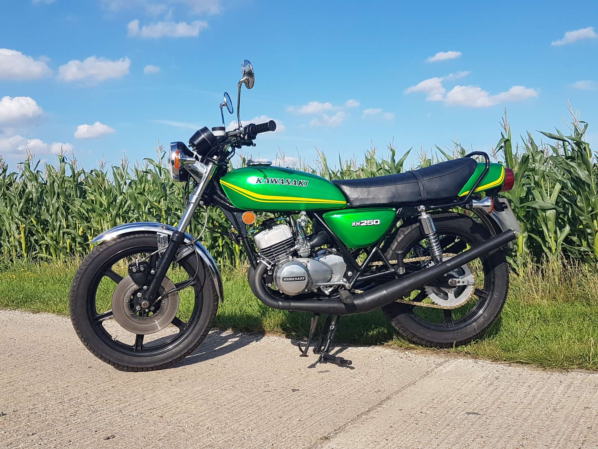 Kawasaki KH250 Freshly finished “project” of ours. Very nice! 1978 - Image 7