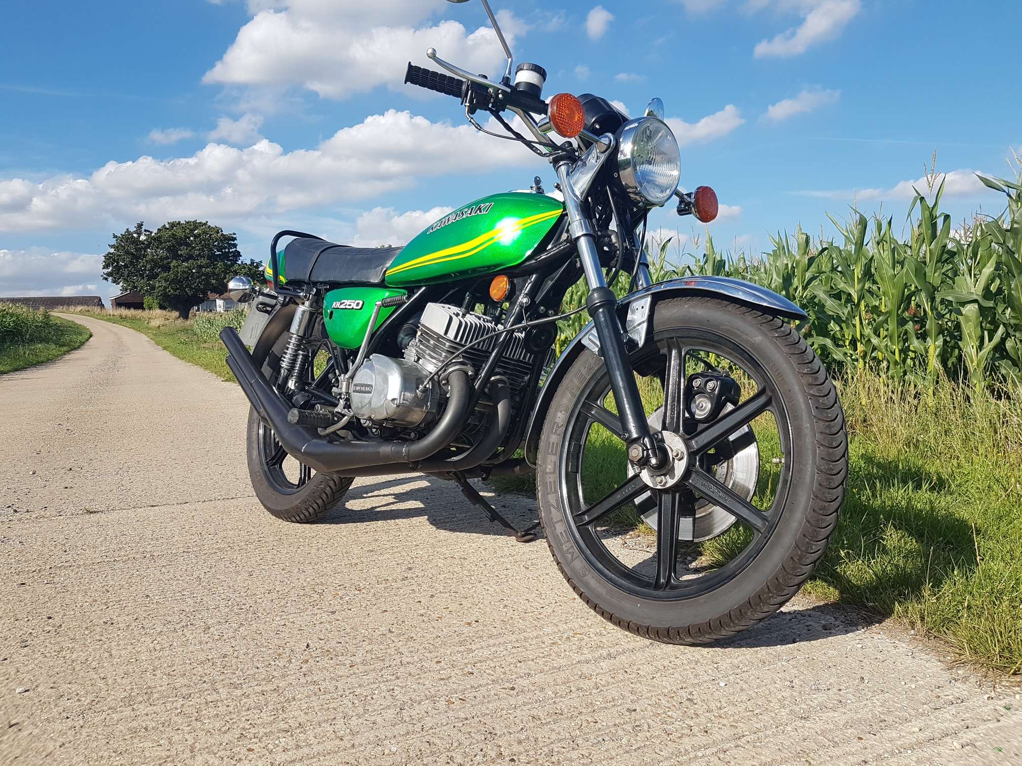 Kawasaki KH250 Freshly finished “project” of ours. Very nice! 1978 - Image 4