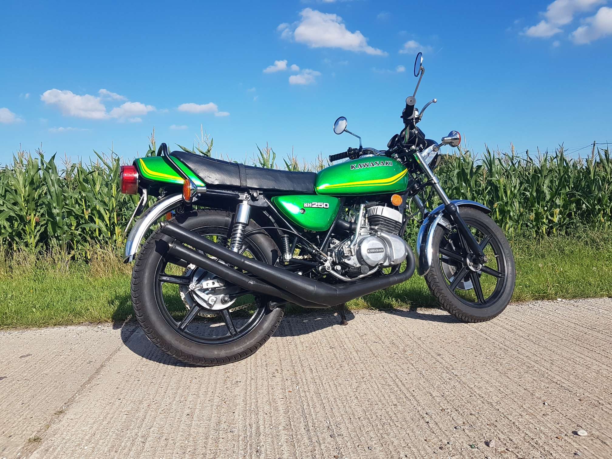 Kawasaki KH250 Freshly finished “project” of ours. Very nice! 1978 - Image 3