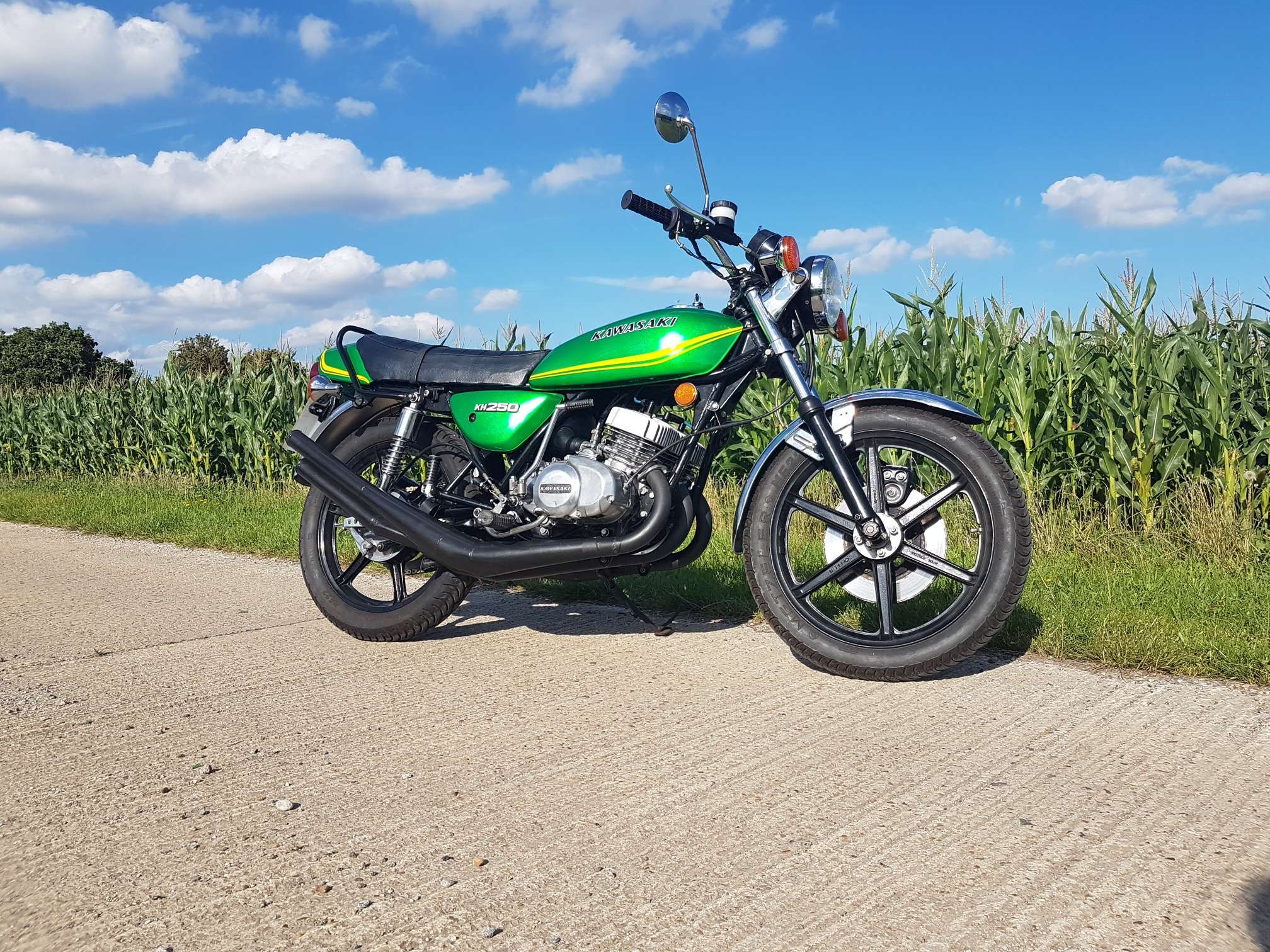 Kawasaki KH250 Freshly finished “project” of ours. Very nice! 1978 - Image 2